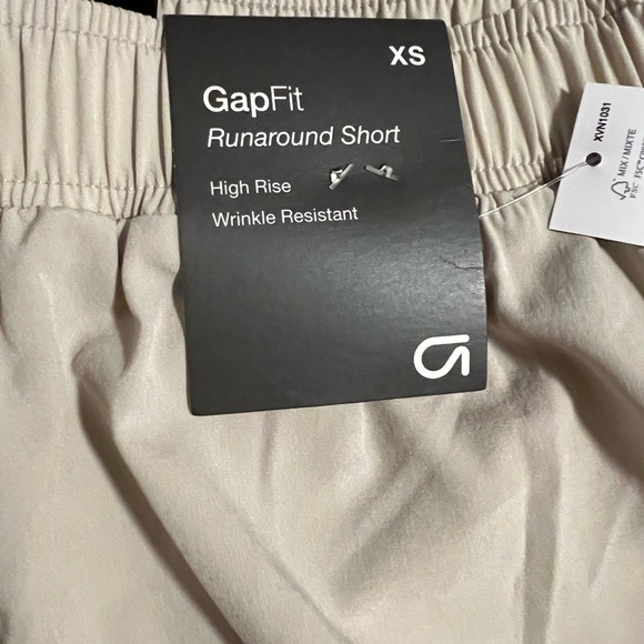 Gap Fit Runaround Shorts size XS NWT - Picture 2 of 6